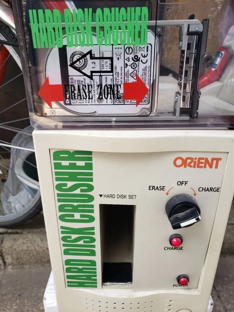ハードディスク物理破壊機を用いて処分いたしました。