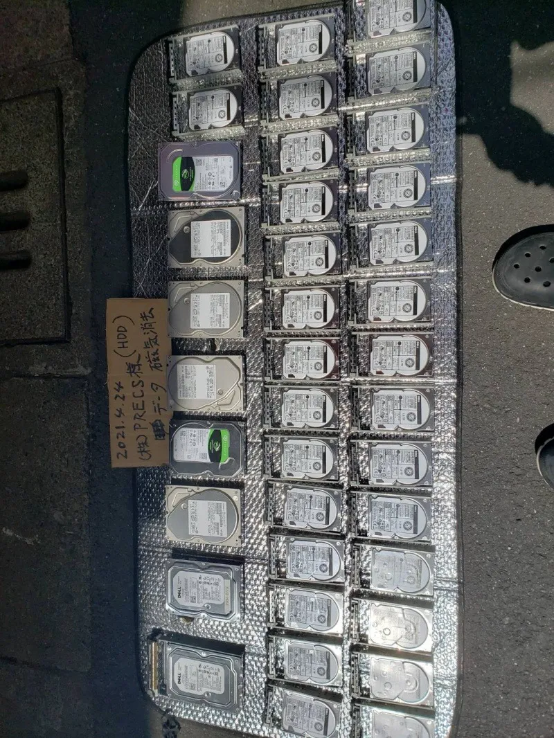 ハードディスク物理破壊機を用いて処分いたしました。