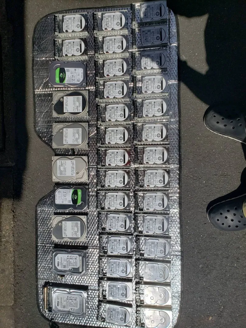 ハードディスク物理破壊機を用いて処分いたしました。